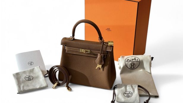 HERMÈS  Sac Kelly retourné 25 cm en veau Togo Gold, bijouterie en métal plaqué or, doublure en chèvre Gold