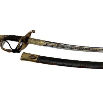 Luxueux sabre d’officier d’infanterie modèle 1821, lame des chasseurs de la garde impériale. Monture en laiton doré et ciselé.