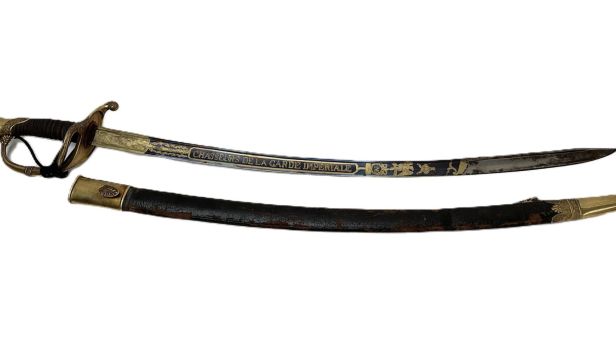 Luxueux sabre d’officier d’infanterie modèle 1821, lame des chasseurs de la garde impériale. Monture en laiton doré et ciselé.