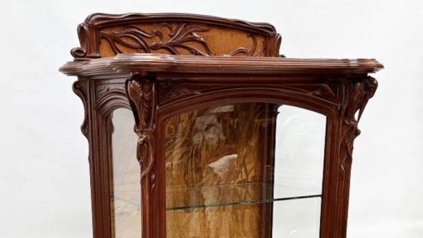 Émile GALLÉ (1846 – 1904) Vitrine en noyer teintée façon acajou