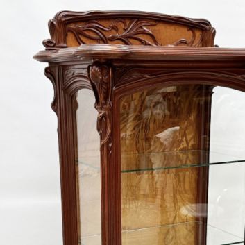 Émile GALLÉ (1846 – 1904) Vitrine en noyer teintée façon acajou