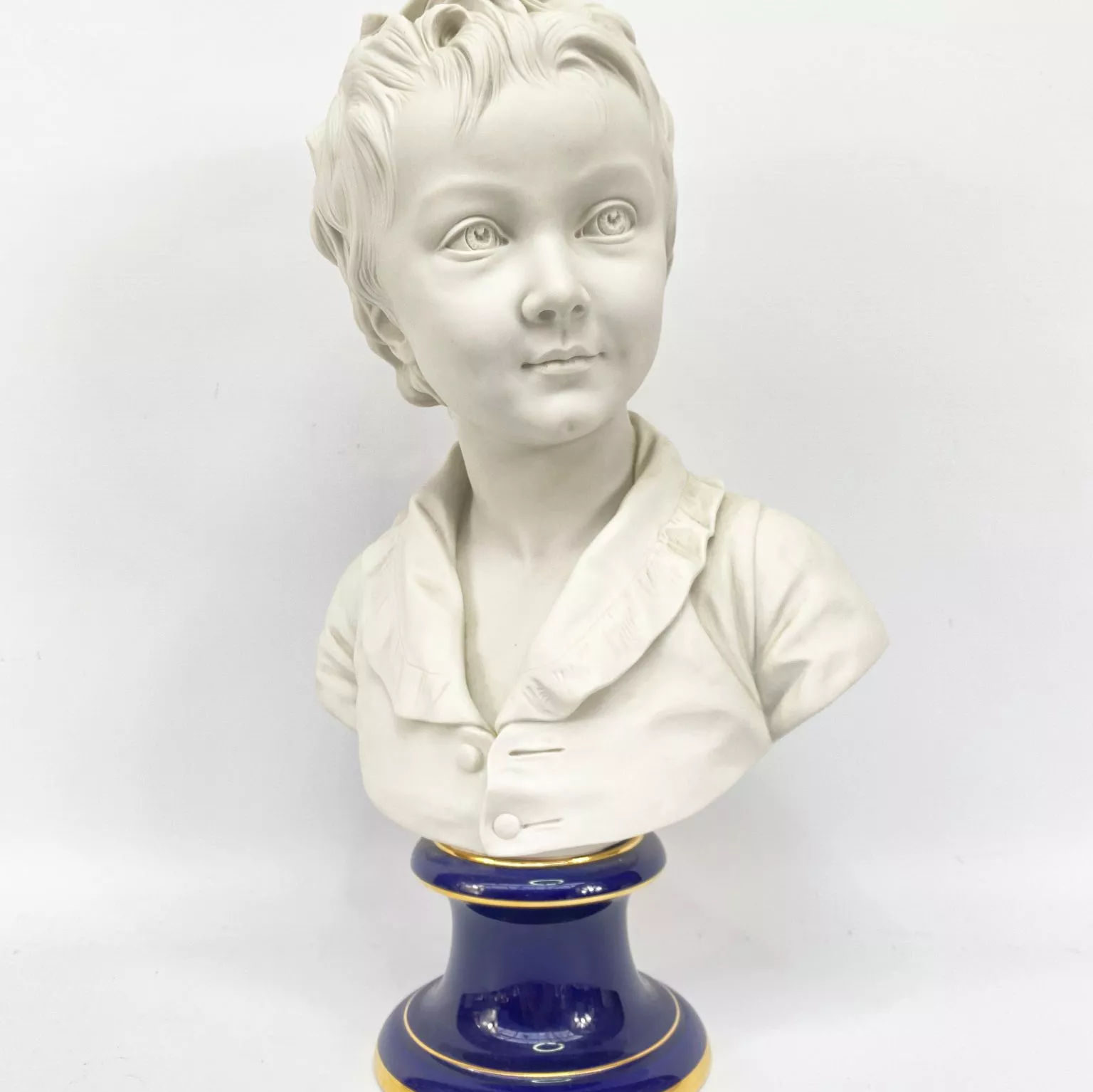 Buste en porcelaine, socle bleu et dorure de S&egrave;vres