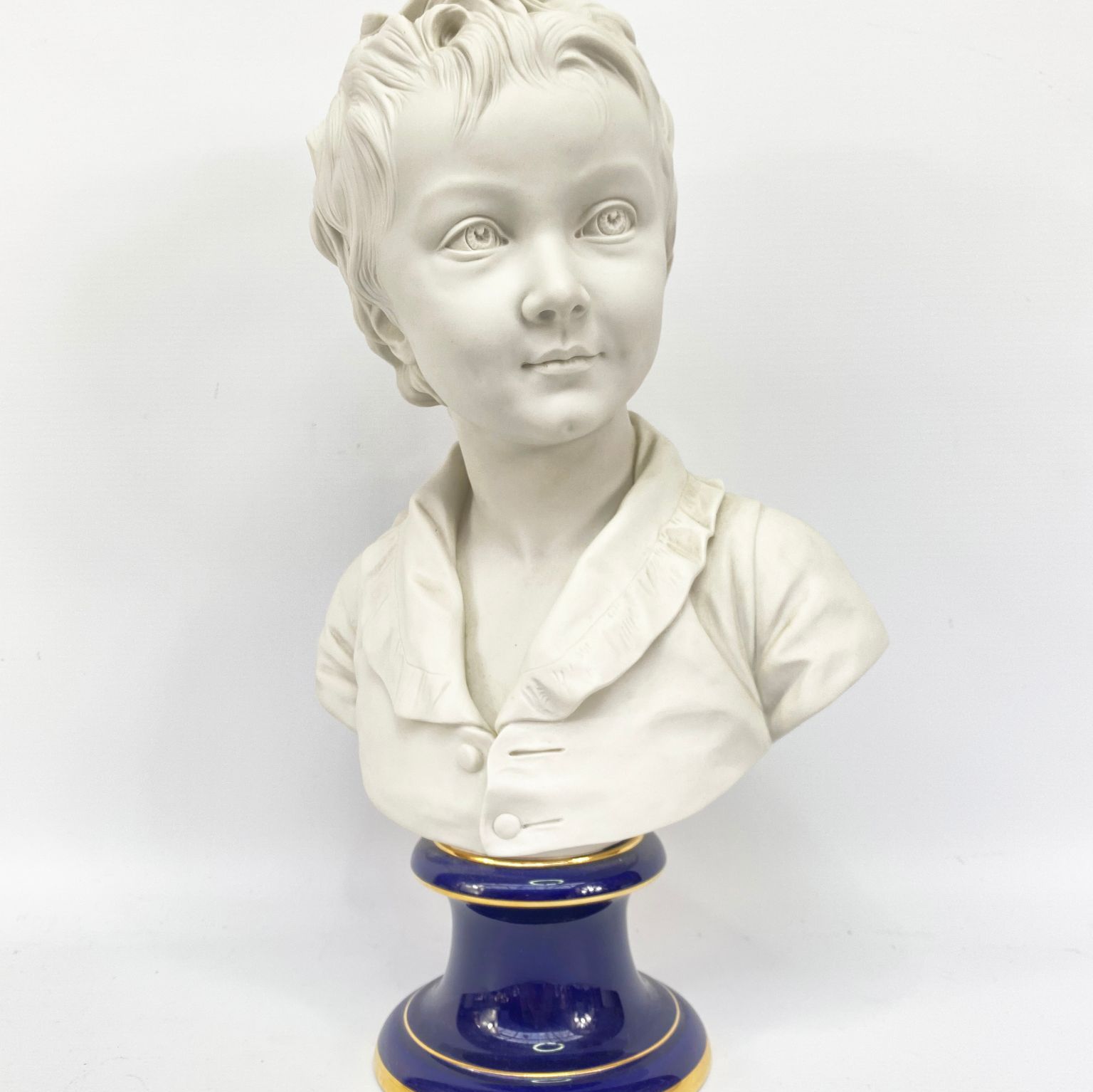 Buste en porcelaine, socle bleu et dorure de Sèvres
