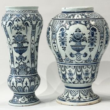 Attribué à ROUEN, XVIIIe siècle Garniture de cheminée en faïence bleu et blanche