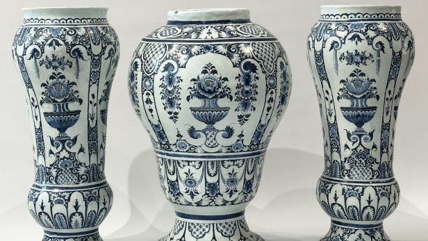 Attribué à ROUEN, XVIIIe siècle Garniture de cheminée en faïence bleu et blanche