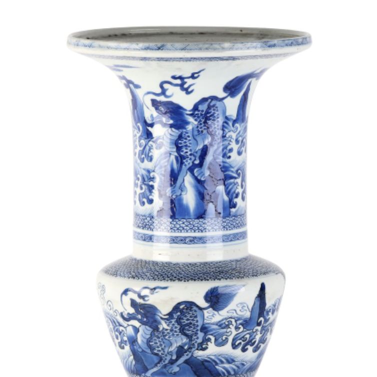 CHINE, règne de Kangxi (1662 1722). Vase yenyen en porcelaine à décor en bleu.