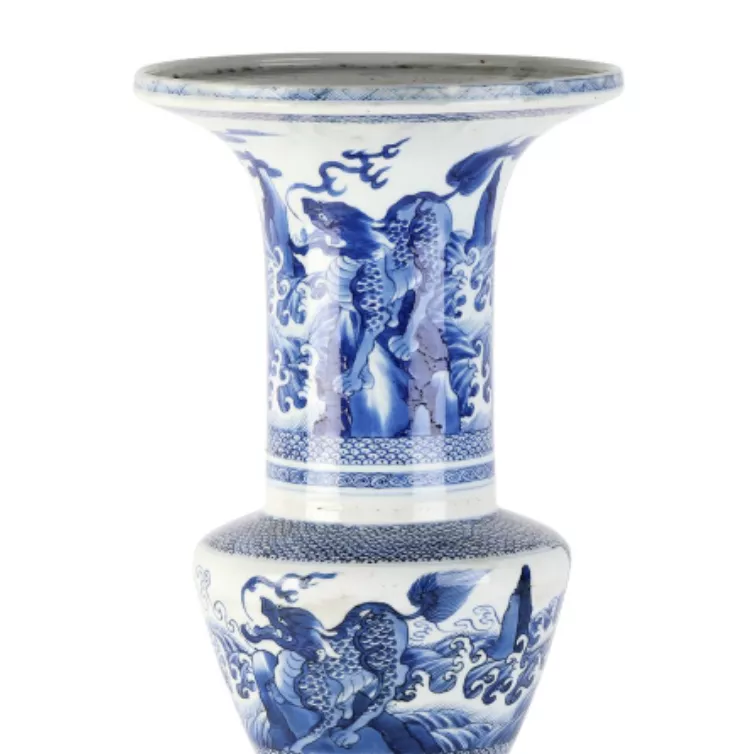 CHINE, règne de Kangxi (1662 1722). Vase yenyen en porcelaine à décor en bleu.