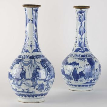 CHINE, période Transition (1630-1640) ou Kangxi (1662-1722), deux vases tulipes