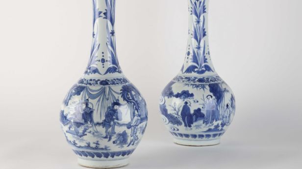 CHINE, période Transition (1630-1640) ou Kangxi (1662-1722), deux vases tulipes