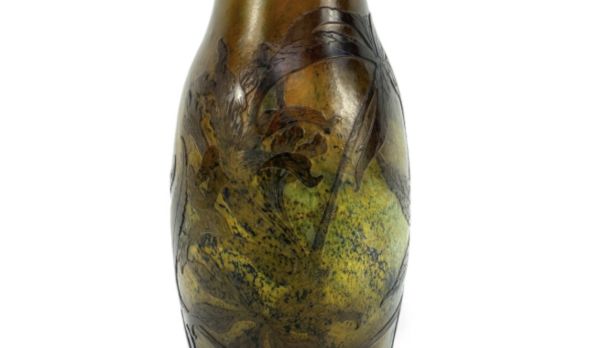 ÉTABLISSEMENTS GALLÉ (1904-1936)  Vase ovoïde à col ouvert. Épreuve en verre mélangé jaune et verdâtre à traces bleu, rouge et verte
