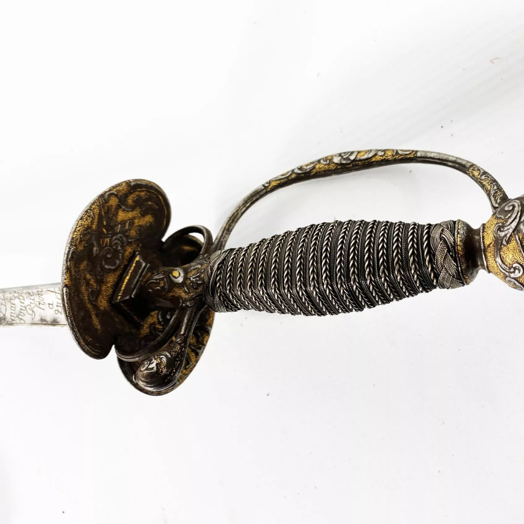 D&eacute;tail de la fus&eacute;e, du pommeau et de la garde d'une &eacute;p&eacute;e de cour