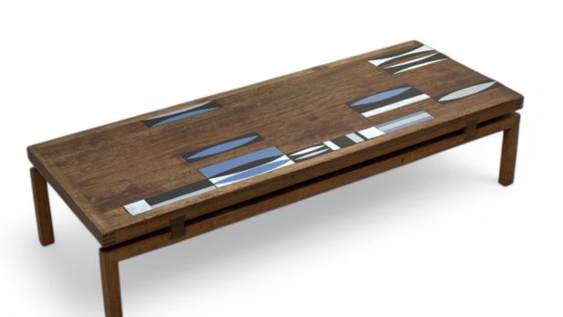 Roger CAPRON (1922-2006) Rare table basse modèle Z1, 1961, en teck à plateau rectangulaire orné de carreaux à décor de navettes en céramique émaillée