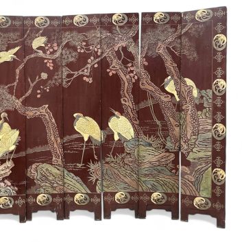 CHINE, XIXe siècle Grand paravent à 8 feuilles en bois laqué rouge