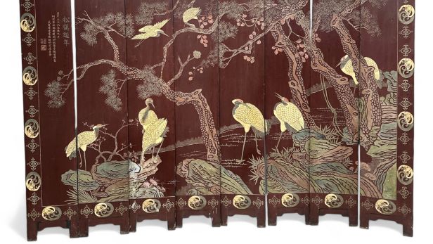 CHINE, XIXe siècle Grand paravent à 8 feuilles en bois laqué rouge