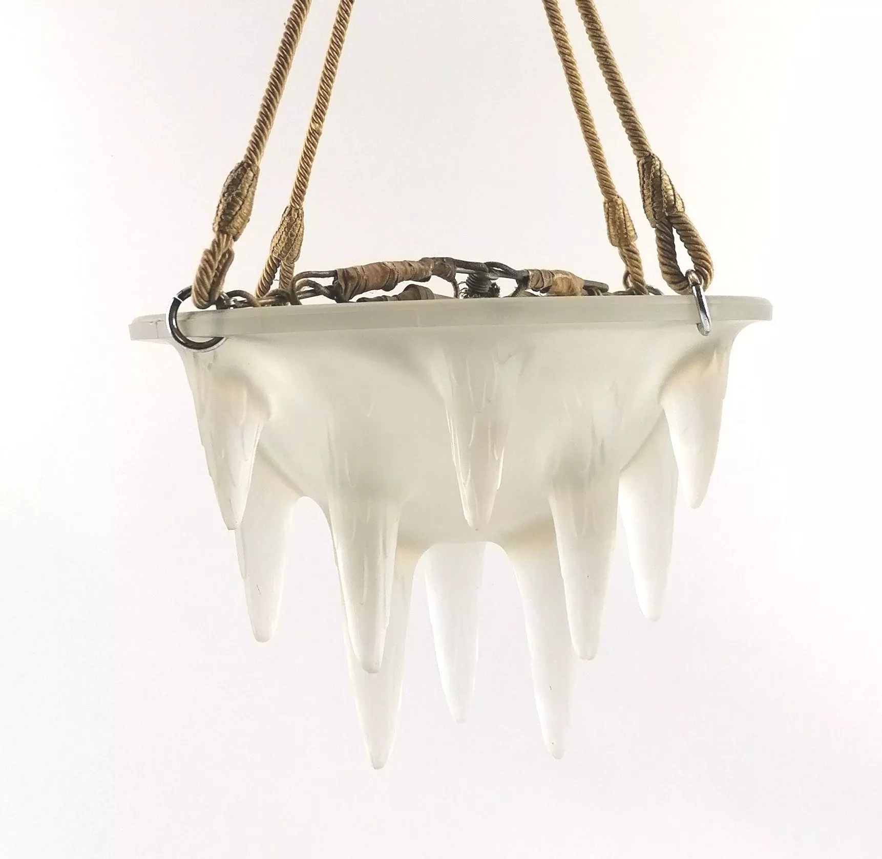Ren&eacute; Lalique, suspension en m&eacute;tal et cristal blanc
