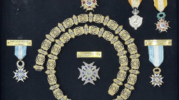 ESPAGNE Vitrine comprenant 13 décorations civiles et militaires espagnoles