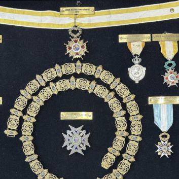 ESPAGNE Vitrine comprenant 13 décorations civiles et militaires espagnoles