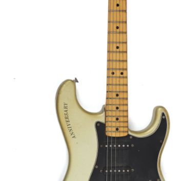FENDER STRATOCASTER Guitare Anniversary (pour les 25 ans de la marque, soit 1979) à patine gold