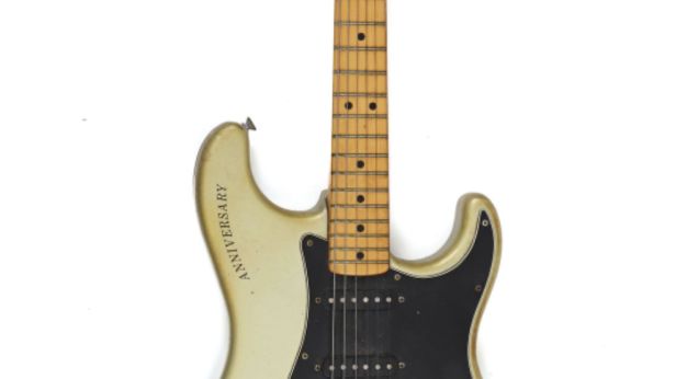 FENDER STRATOCASTER Guitare Anniversary (pour les 25 ans de la marque, soit 1979) à patine gold