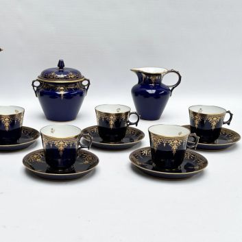 SÈVRES, fin XIXème siècle Service à café comprenant une cafetière, un sucrier, un pot à lait, une suite de six tasses