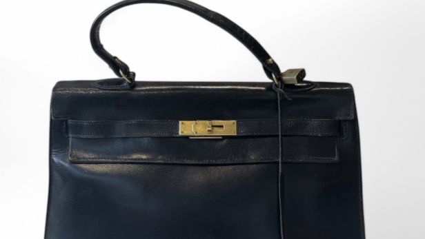 HERMÈS Sac Kelly sellier, 35 cm, en veau box noir, doublure en chèvre noir, bijouterie en métal plaqué or.