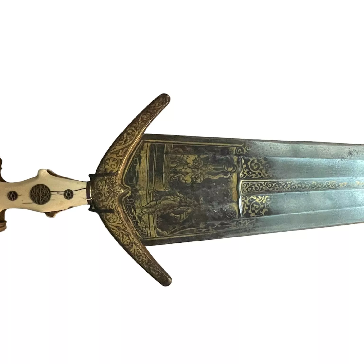 &Eacute;p&eacute;e cinquedea grav&eacute;e et dor&eacute;e