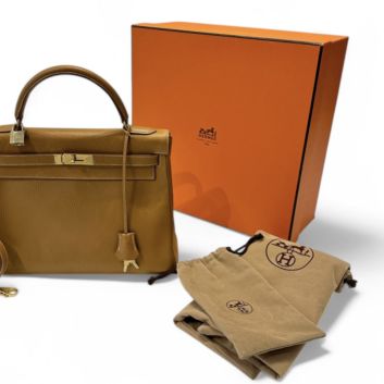 HERMÈS Sac Kelly retourné 32 cm en vache liègé gold, doublure en chèvre gold