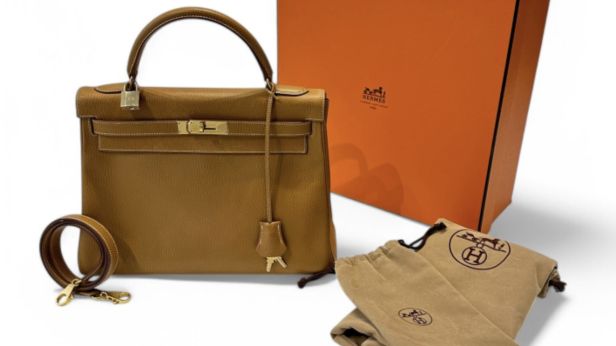 HERMÈS  Sac Kelly retourné 32 cm en vache liègé gold, doublure en chèvre gold