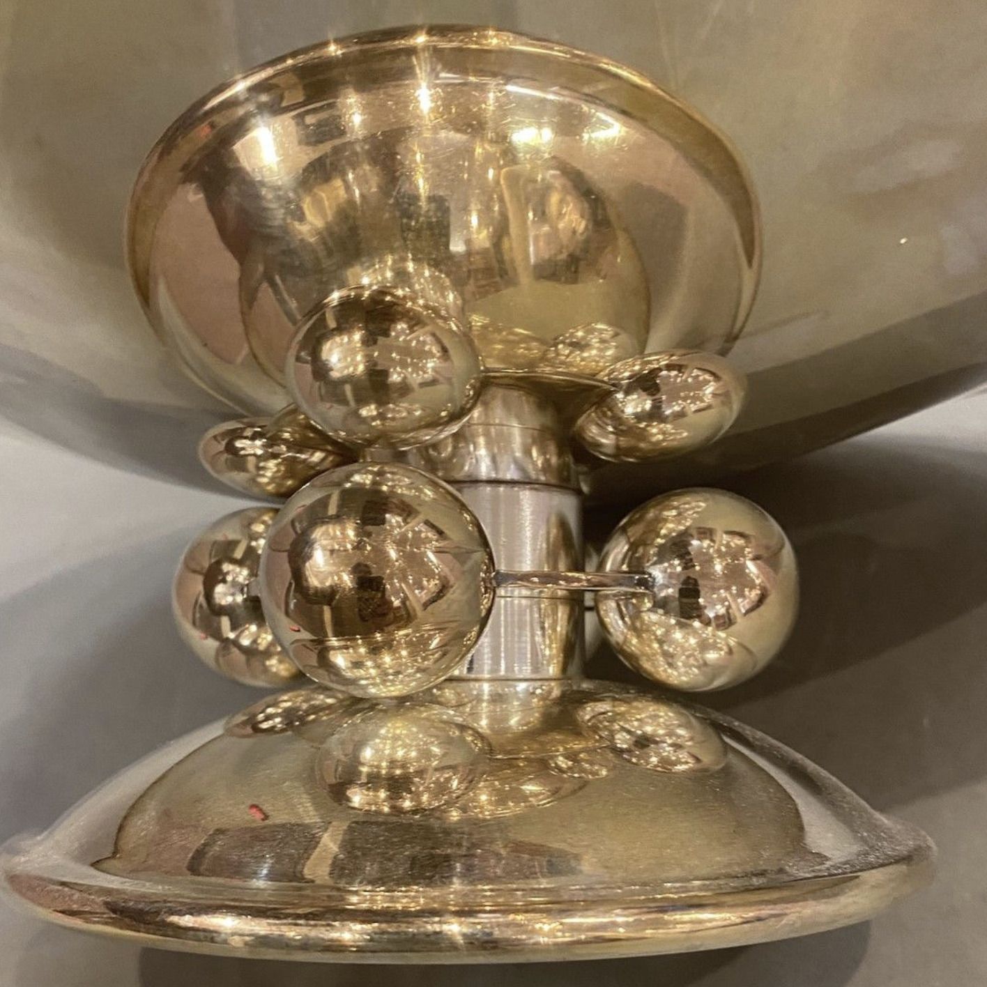 Luc Lanel, support d'un plat en métal argenté