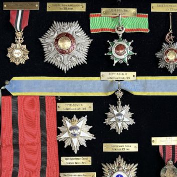 MOYEN-ORIENT Vitrine comprenant 19 décorations civiles et militaires