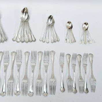 Partie de ménagère en argent (950) à modèle filet et coquille comprenant à décor armorié