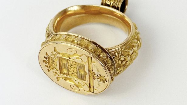 Sceau pendentif ovale en or 750 millièmes, gravé aux armes du marquis Charles Etienne de Bourgevin Vialart de Saint Morys