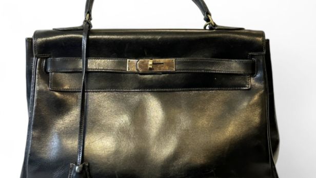 HERMES PARIS, sac Kelly retourné 32 cm en veau box noir, doublure en chèvre noir, circa 1970