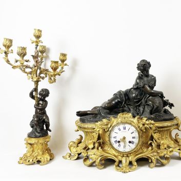 CHARPENTIER Cie Garniture de cheminée en bronze richement ciselé, doré et à patine noire.