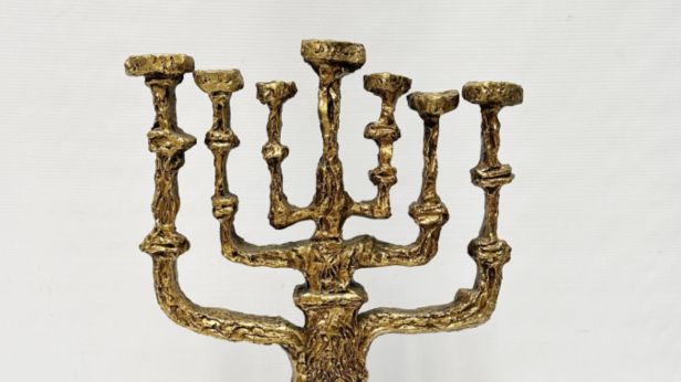 Salvador DALI (1904-1989) Ménorah en bronze à patine dorée sur base en marbre veinée