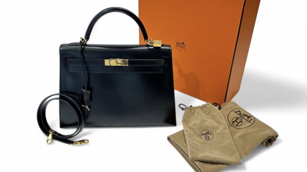 HERMÈS  Sac Kelly sellier 32 cm en veau box noir Bijouterie en métal plaqué or
