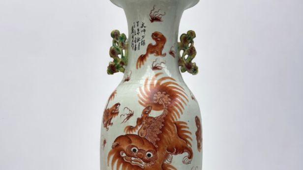 CHINE, XIXe siècle, Vase balustre en céramique émaillée à décor de lion bouddhique corail et chien de Fô