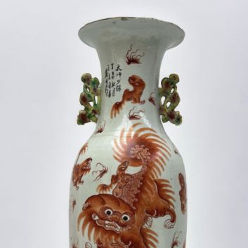 CHINE, XIXe siècle, Vase balustre en céramique émaillée à décor de lion bouddhique corail et chien de Fô