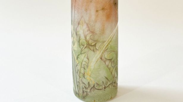 DAUM - NANCY, Vase tubulaire à col trilobé modelé à chaud