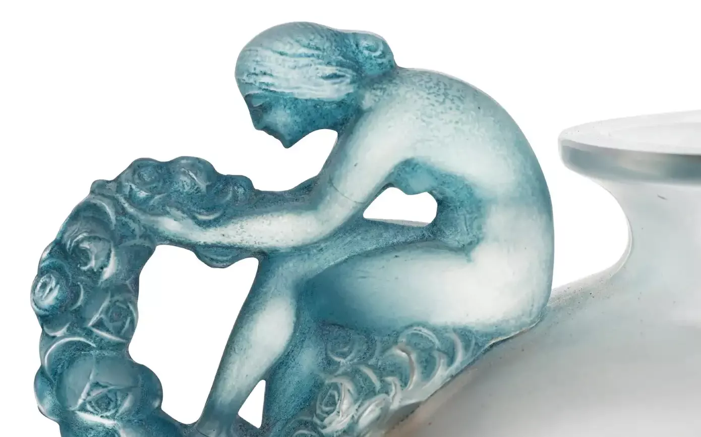 Lalique, d&eacute;tail sculpt&eacute; d'un vase en cristal