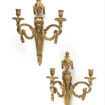 Paire d’appliques à deux bras de lumière en bronze ciselé et doré