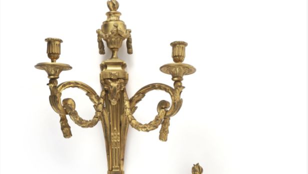 Paire d’appliques à deux bras de lumière en bronze ciselé et doré