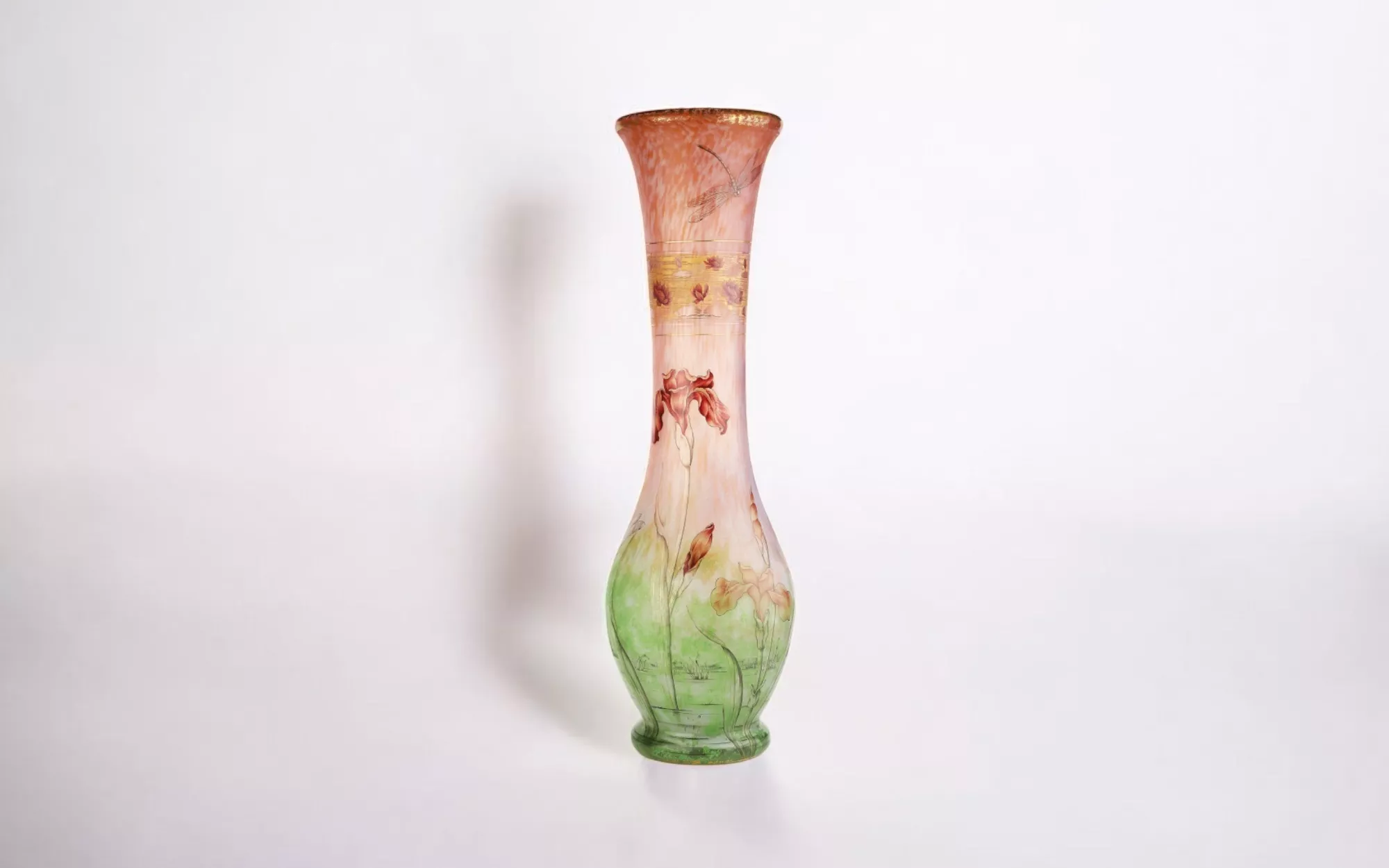Daum, vase en cristal &agrave; d&eacute;cor d'iris