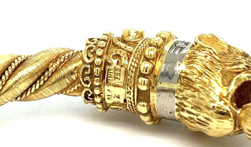 Signature et poin&ccedil;ons de la maison Lalaounis