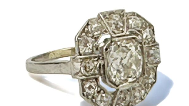 Bague en platine (850e), ornée d'un diamant taille ancienne de forme coussin en serti clos griffé