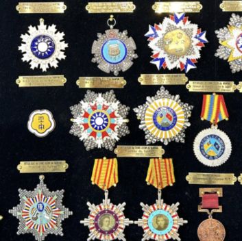 CHINE Vitrine (verre manquant) comprenant un ensemble de 19 médailles