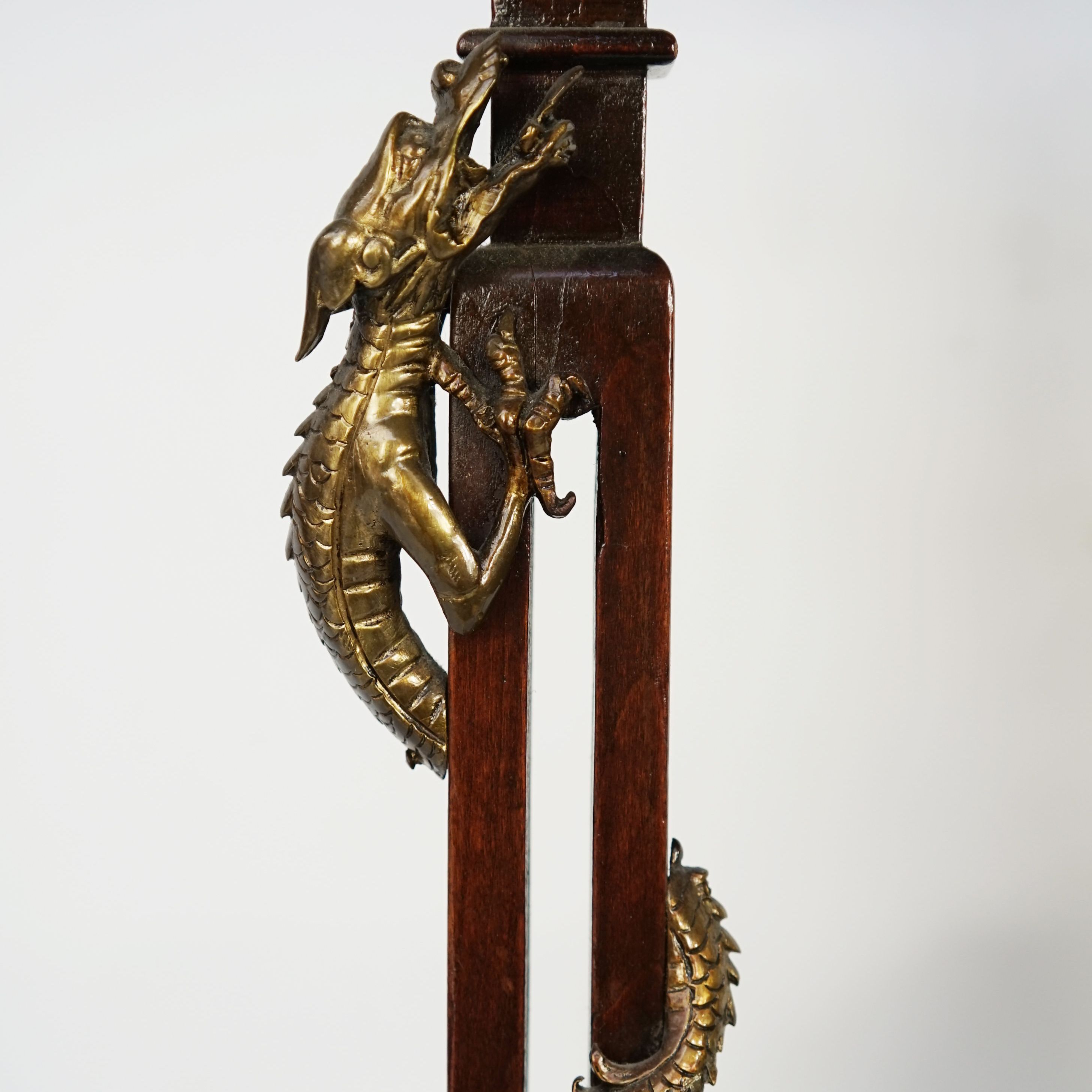 Viardot, bronze doré ornemental sur pied de table