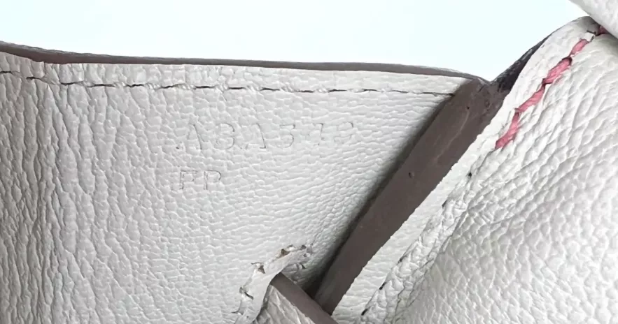 Num&eacute;ro de s&eacute;rie &agrave; l'int&eacute;rieur d'un Birkin