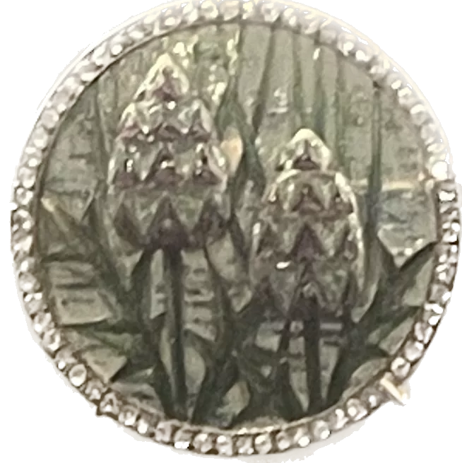 Broche Art Nouveau en or blanc et &eacute;meraudes