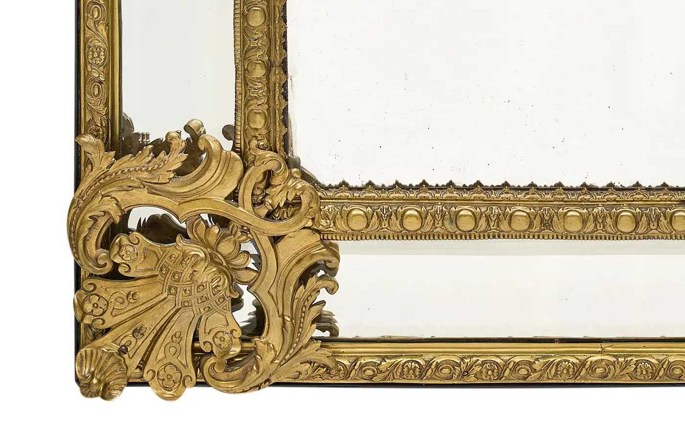 Détail du coin d'un miroir Napoléon III, fer forgé